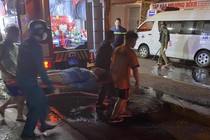 Cảnh sát phá tường, cứu 2 người mắc kẹt trong đám cháy