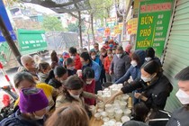 Hoa Sen Xanh: Hơn 10 năm kiên trì trao cơm trước cổng viện K