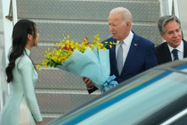 Chân dung nữ sinh tặng hoa cho Tổng thống Mỹ Joe Biden
