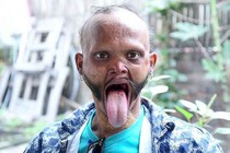 Kỳ lạ người đàn ông có lưỡi siêu dài, chạm được đến trán
