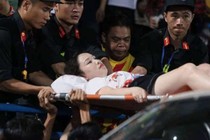 Khởi tố vụ bắn pháo sáng trên sân Hàng Đẫy khiến nữ CĐV trọng thương