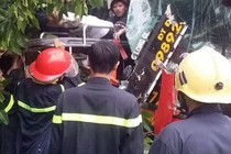 Xe khách tông xe máy, lao vào gốc cây khiến 39 hành khách mắc kẹt, la hét cầu cứu