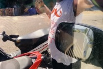 Một phóng viên bị nhóm côn đồ chặn xe, đập nát kính ô tô