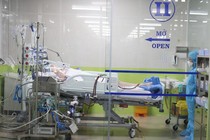 Sức khỏe phi công người Anh mắc COVID-19 sau khi chuyển viện