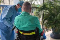 Không ca mắc mới Covid-19, nam phi công người Anh "cai" máy thở dài hơn