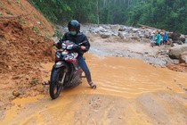Đường vào Trà Leng tiếp tục sạt lở do mưa lớn