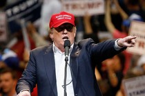 Lý do Phố Wall không ngại ông Biden bất chấp cảnh báo của ông Trump