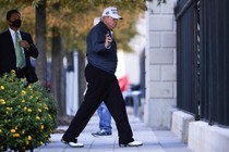 'Không trợ lý nào dám nói với Tổng thống Trump rằng ông đã thua'