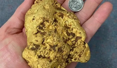 Dò kim loại, bất ngờ thấy cục vàng khổng lồ nặng hơn 4kg