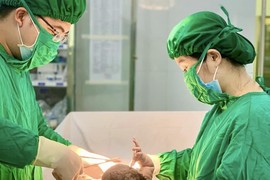 Phẫu thuật cấp cứu trong đêm cứu sống mẹ con sản phụ bị rau bong non