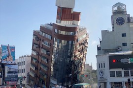 Động đất cực mạnh ở Đài Loan, nhiều tòa nhà bị đổ sập