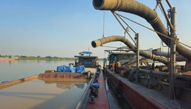 Bắt giữ 2 tàu khai thác cát trái phép trên sông Hồng