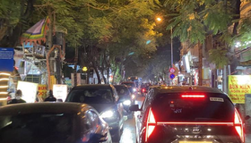 Hà Nội: Phố Đội Cấn ùn tắc sau khi cho ôtô lưu thông 2 chiều