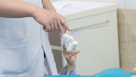 Một ngày cứu 2 ca tai nạn nghiêm trọng do máy thái chuối