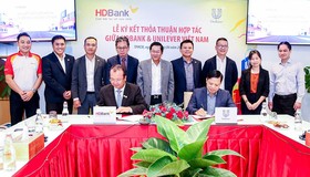 Đại diện HDBank và Unilever Việt Nam thực hiện ký kết hợp tác.