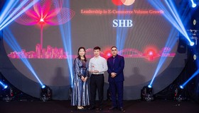 Ông Lê Thành Trung, Giám đốc Trung tâm Thẻ SHB (ở giữa) đại diện ngân hàng nhận giải thưởng “Ngân hàng có tốc độ tăng trưởng giao dịch thẻ thanh toán online tốt nhất năm 2021 của Mastercard Việt Nam”.