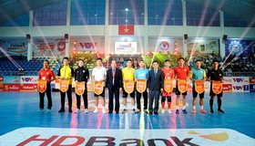 Ban Tổ chức trao tặng cờ lưu niệm cho đại diện của 9 đội bóng tham dự vòng chung kết.