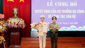 Thứ trưởng Bộ Công an Lê Văn Tuyến trao quyết định điều động, bổ nhiệm Thượng tá Nguyễn Hồng Phong giữ chức vụ Giám đốc Công an Hà Tĩnh.