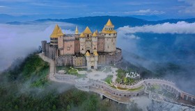 Lâu đài Mặt Trăng mờ ảo trong sương mây, nơi du khách có thể thỏa trí tưởng tượng với những trải nghiệm huyền bí, những cảm xúc từ phấn khích tới mãn nhãn.