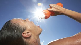Thói quen uống nước gây hại cho cơ thể vào ngày nắng nóng, cần lưu ý