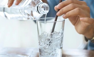 Uống nước đá nhiều trong thời tiết nắng nóng, coi chừng rước bệnh vào thân