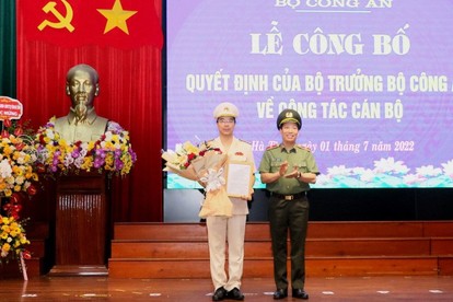 Thứ trưởng Bộ Công an Lê Văn Tuyến trao quyết định điều động, bổ nhiệm Thượng tá Nguyễn Hồng Phong giữ chức vụ Giám đốc Công an Hà Tĩnh.