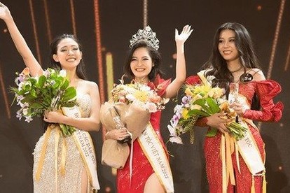 Nông Thúy Hằng (giữa) trong đêm đăng quang. Ảnh: Hoa hậu các dân tộc Việt Nam