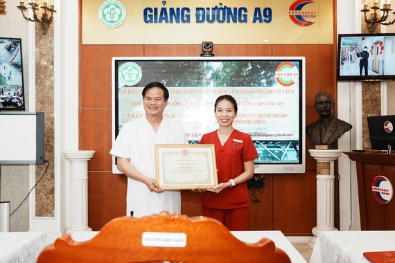 Nữ điều dưỡng A9 Bạch Mai ép tim cứu người ở Đà Nẵng được khen thưởng