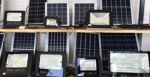 Loạn giá đèn năng lượng mặt trời 