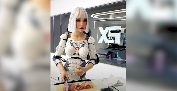 Kinh ngạc hình ảnh robot giống người thật trong nhà máy ở Trung Quốc