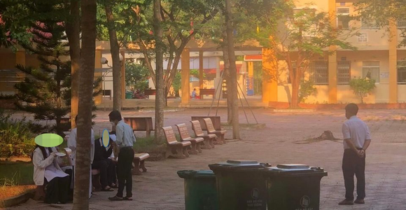 Cà Mau: Thực hư hiệu Phó trường chuyên bắt học sinh ăn thức ăn lấy từ thùng rác