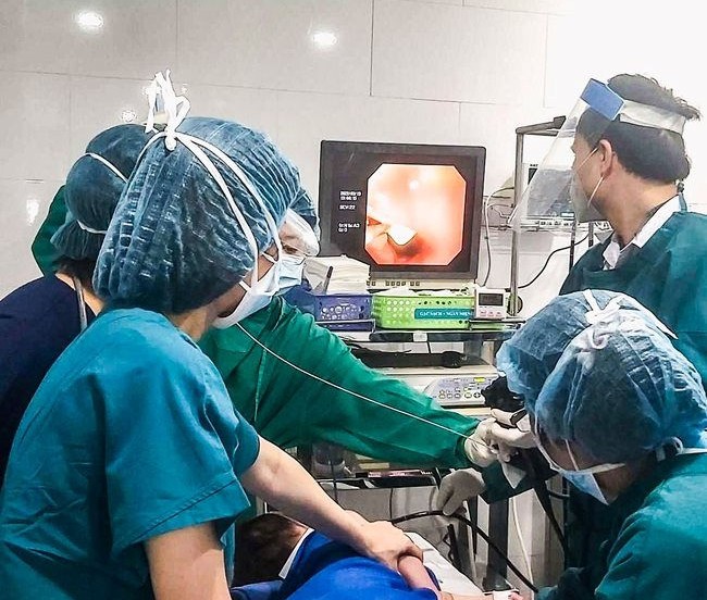 Bệnh viện Đa khoa Gia Đình (TP Đà Nẵng) thực hiện nội soi gắp dị vật là mặt nhẫn ra khỏi dạ dày của bé 16 tháng tuổi.