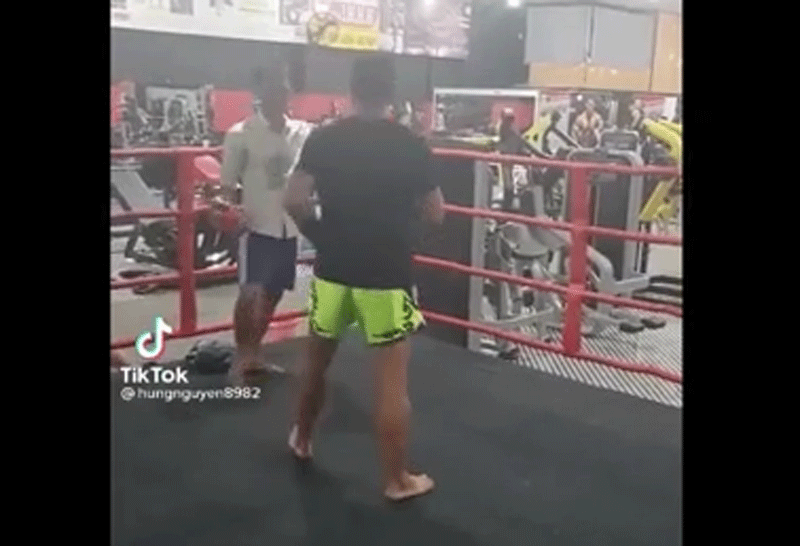 Video: 2 cú đấm trong 2 giây cho kẻ “ảo tưởng sức mạnh” ảnh 1 thach-dau.gif