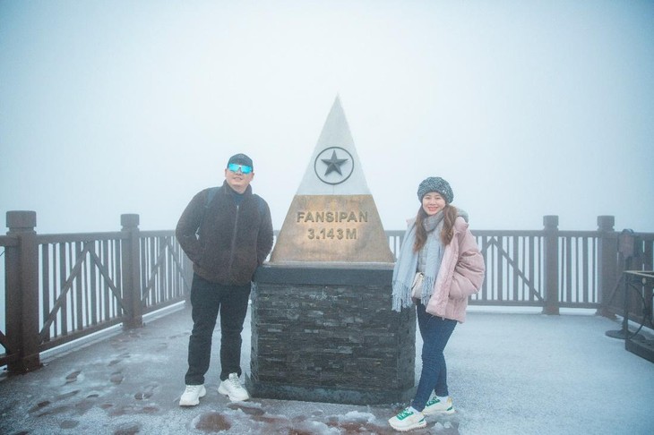 Du khách háo hức khám phá tuyết rơi trên đỉnh Fansipan ảnh 5