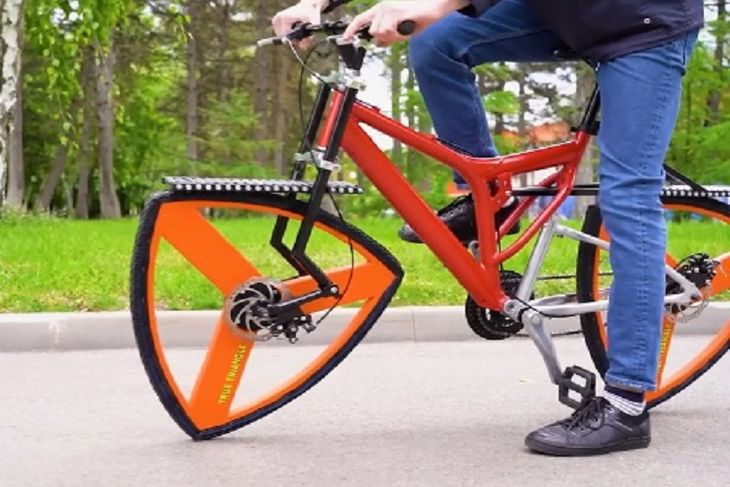 Xe đạp lăn bánh trên phố có bánh hình tam giác "siêu độc lạ" | Khoa học và  Đời sống