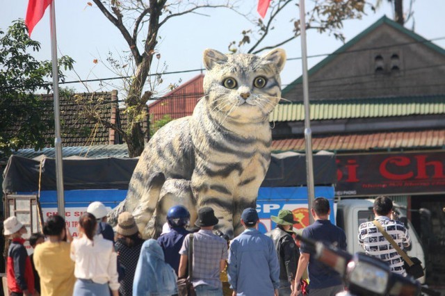 Cận cảnh linh vật mèo tại Đường hoa Nguyễn Huệ tết Quý Mão 2023