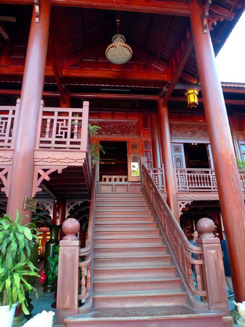 Chiêm ngưỡng ngôi nhà gỗ lim 200 tỷ lớn nhất Việt Nam