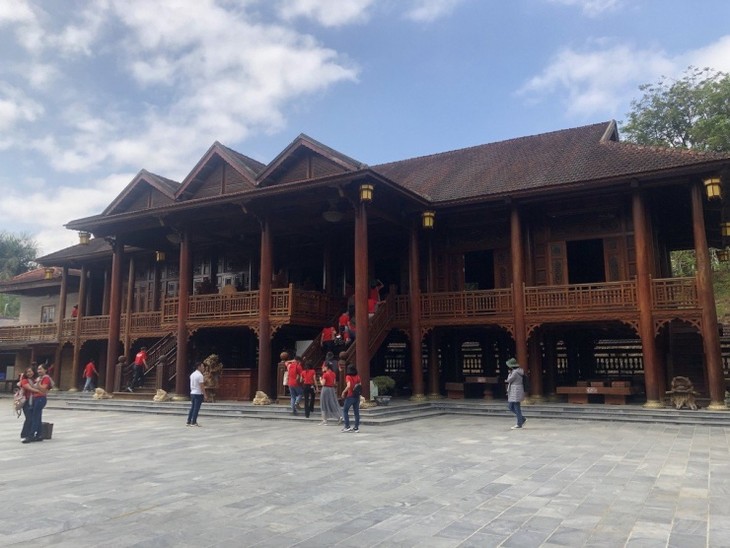 Chiêm ngưỡng ngôi nhà gỗ lim 200 tỷ lớn nhất Việt Nam