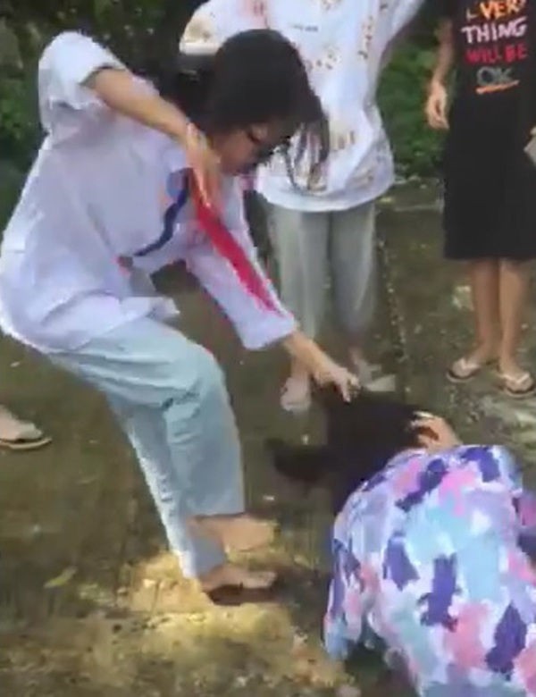 Nữ sinh bị nhóm bạn vây đánh dã man, nhiều người xung quanh hò hét cổ vũ - 1 Nữ sinh bị nhóm bạn vây đánh dã man, nhiều người xung quanh hò hét cổ vũ - 1