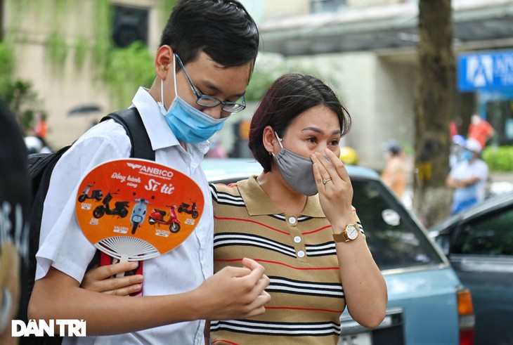 Điểm nhấn kỳ thi lớp 10 Hà Nội: Sĩ tử đội mưa và những cái ôm xúc động - 23 Điểm nhấn kỳ thi lớp 10 Hà Nội: Sĩ tử đội mưa và những cái ôm xúc động - 23