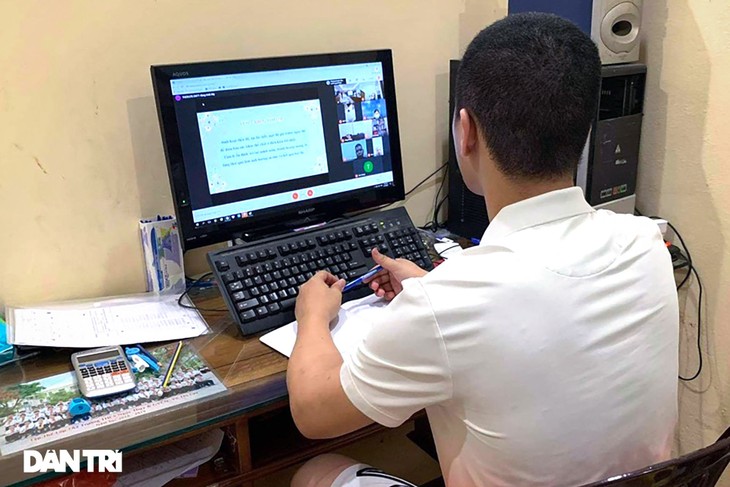 Điểm nhấn kỳ thi lớp 10 Hà Nội: Sĩ tử đội mưa và những cái ôm xúc động - 3 Điểm nhấn kỳ thi lớp 10 Hà Nội: Sĩ tử đội mưa và những cái ôm xúc động - 3