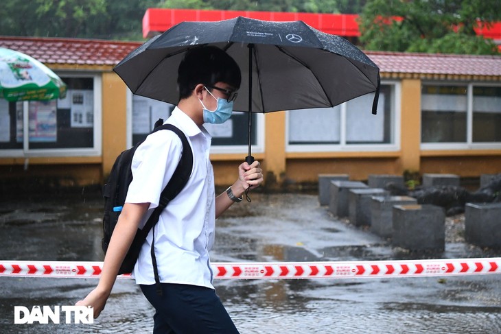 Điểm nhấn kỳ thi lớp 10 Hà Nội: Sĩ tử đội mưa và những cái ôm xúc động - 11 Điểm nhấn kỳ thi lớp 10 Hà Nội: Sĩ tử đội mưa và những cái ôm xúc động - 11