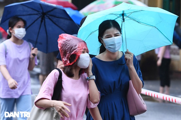 Điểm nhấn kỳ thi lớp 10 Hà Nội: Sĩ tử đội mưa và những cái ôm xúc động - 5 Điểm nhấn kỳ thi lớp 10 Hà Nội: Sĩ tử đội mưa và những cái ôm xúc động - 5