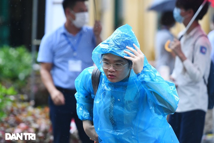 Điểm nhấn kỳ thi lớp 10 Hà Nội: Sĩ tử đội mưa và những cái ôm xúc động - 8 Điểm nhấn kỳ thi lớp 10 Hà Nội: Sĩ tử đội mưa và những cái ôm xúc động - 8