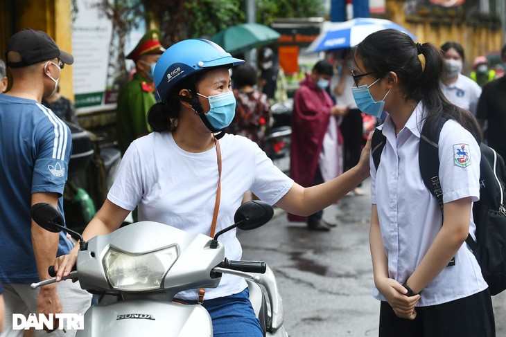 Điểm nhấn kỳ thi lớp 10 Hà Nội: Sĩ tử đội mưa và những cái ôm xúc động - 18 Điểm nhấn kỳ thi lớp 10 Hà Nội: Sĩ tử đội mưa và những cái ôm xúc động - 18