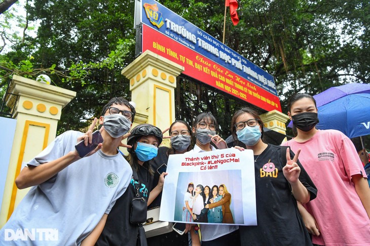 Điểm nhấn kỳ thi lớp 10 Hà Nội: Sĩ tử đội mưa và những cái ôm xúc động - 27 Điểm nhấn kỳ thi lớp 10 Hà Nội: Sĩ tử đội mưa và những cái ôm xúc động - 27