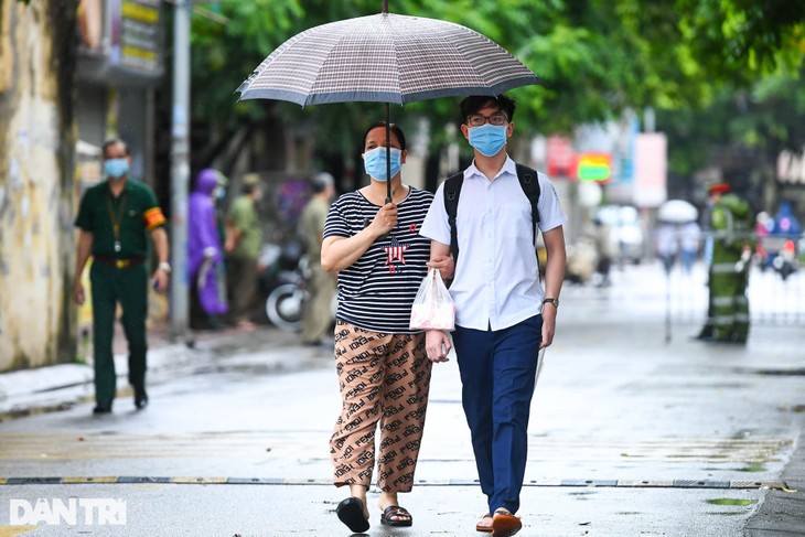 Điểm nhấn kỳ thi lớp 10 Hà Nội: Sĩ tử đội mưa và những cái ôm xúc động - 16 Điểm nhấn kỳ thi lớp 10 Hà Nội: Sĩ tử đội mưa và những cái ôm xúc động - 16