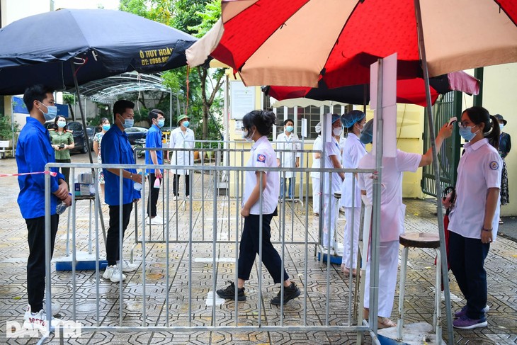 Điểm nhấn kỳ thi lớp 10 Hà Nội: Sĩ tử đội mưa và những cái ôm xúc động - 10 Điểm nhấn kỳ thi lớp 10 Hà Nội: Sĩ tử đội mưa và những cái ôm xúc động - 10