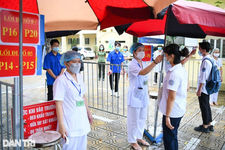 Điểm nhấn kỳ thi lớp 10 Hà Nội: Sĩ tử đội mưa và những cái ôm xúc động - 9 Điểm nhấn kỳ thi lớp 10 Hà Nội: Sĩ tử đội mưa và những cái ôm xúc động - 9