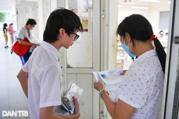 Điểm nhấn kỳ thi lớp 10 Hà Nội: Sĩ tử đội mưa và những cái ôm xúc động - 14 Điểm nhấn kỳ thi lớp 10 Hà Nội: Sĩ tử đội mưa và những cái ôm xúc động - 14